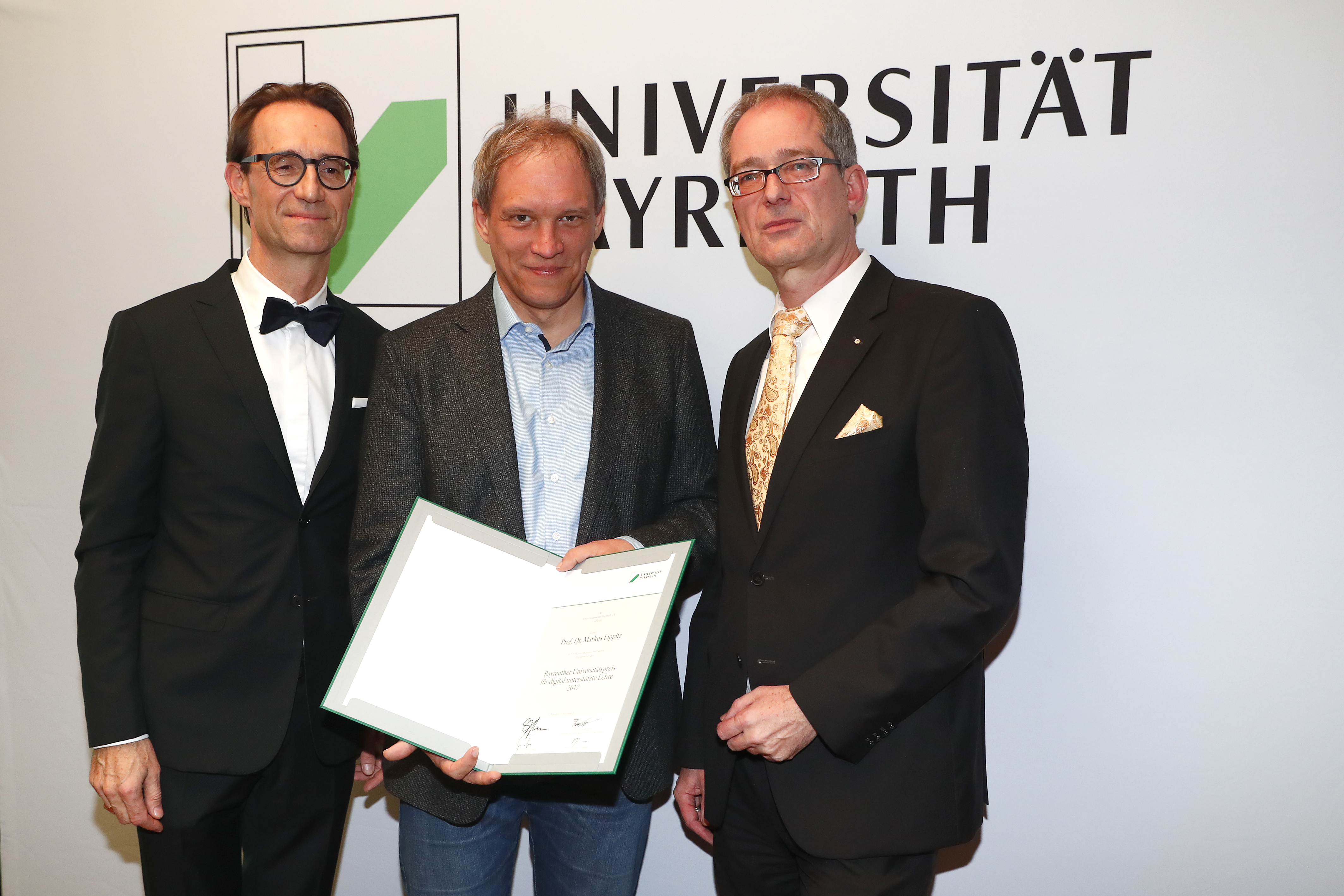 Verleihung des Bayreuther Universitätspreis für digital unterstützte Lehre an Professor Dr. Markus Lippitz durch Professor Dr. Martin Huber