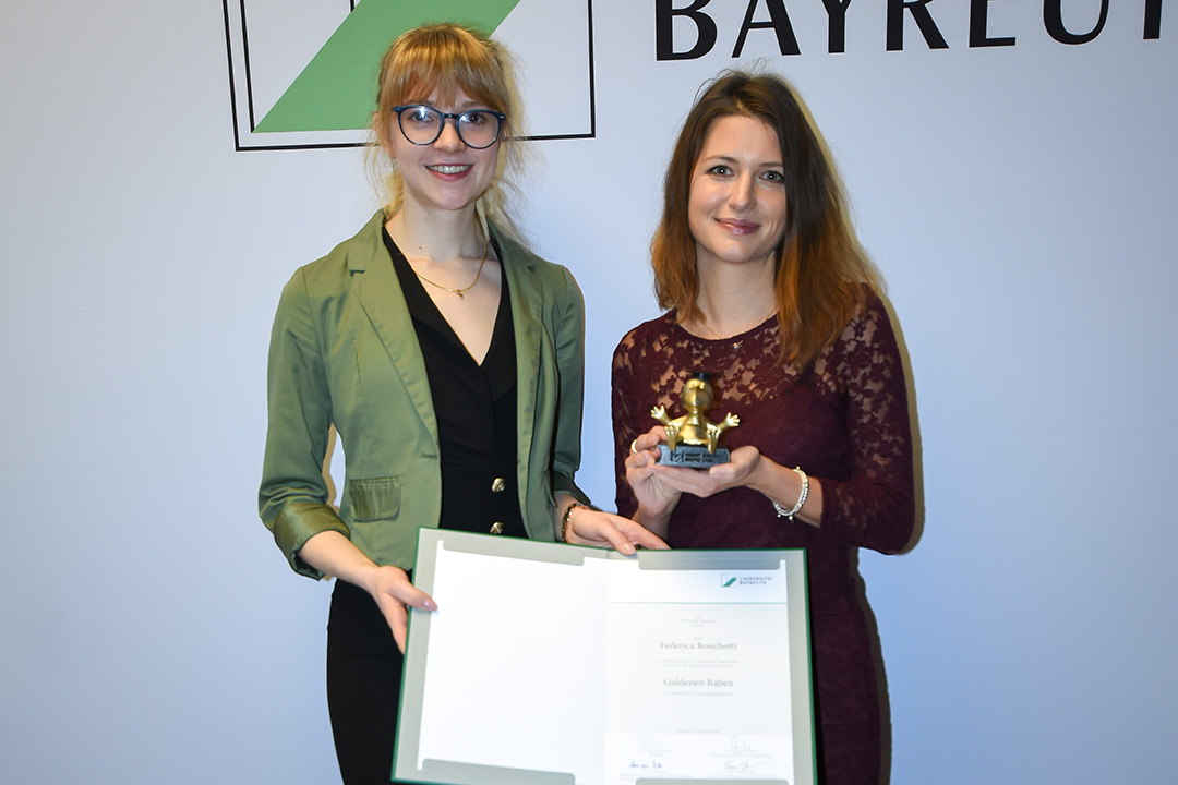 Federica Ronchetti erhält den Goldenen Raben der Universität Bayreuth.